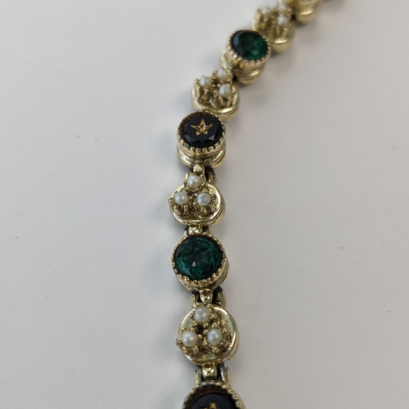 EVC SIGNED ART GOLD TONE W/GREEN RHINESTONES & FAUX PEARLS CHARM BRACELET - Picture 11 of 14